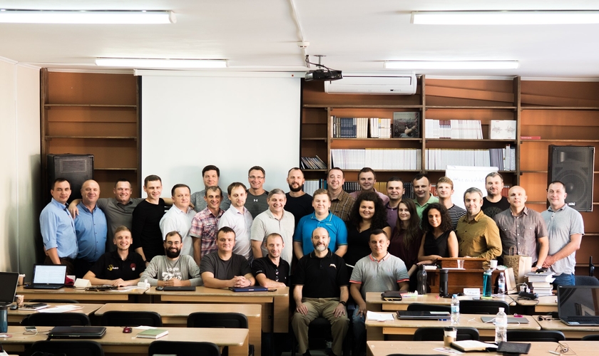 Os missionários americanos Rick Perhai e sua esposa permanecem na Ucrânia. (Foto: Facebook/Rick Perhai). 