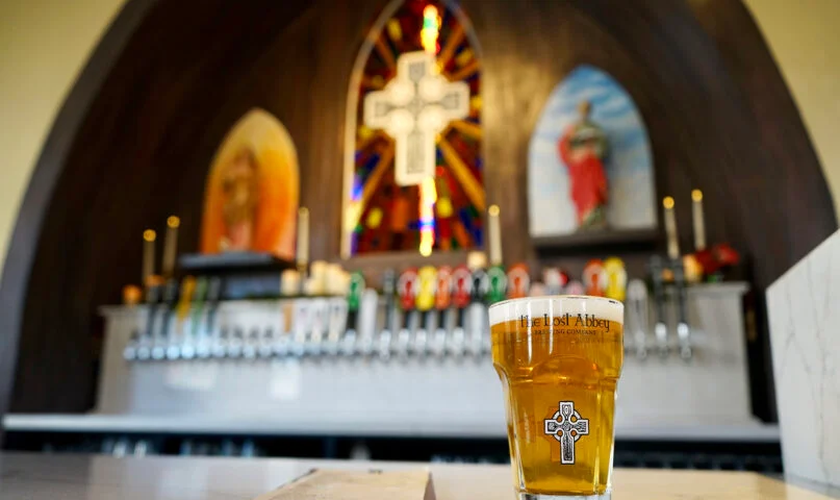 Uma antiga igreja presbiteriano abriga a cervejaria The Lost Abbey. (Foto: Cortesia de The Lost Abbey).