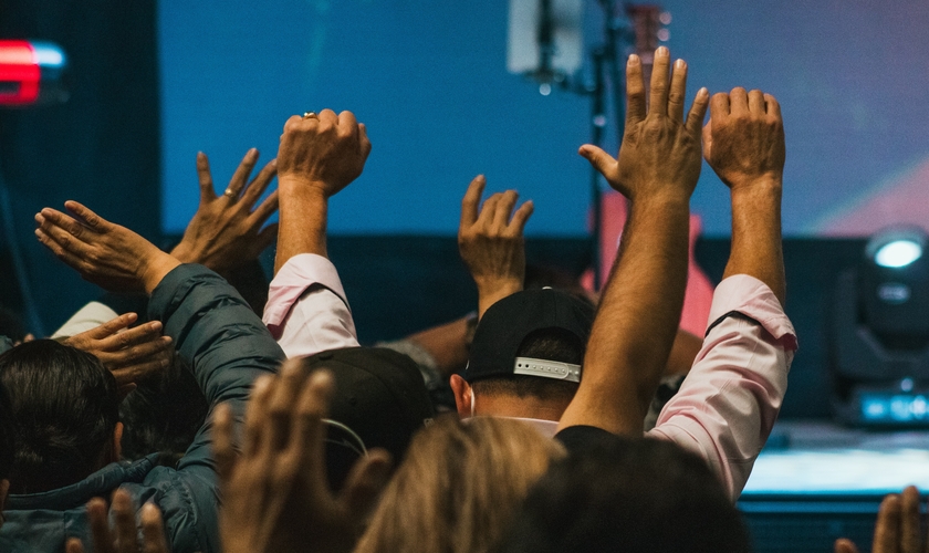 Entre os evangélicos, pentecostais e carismáticos são os que mais crescem. (Foto: Elissa Garcia / Unsplash)