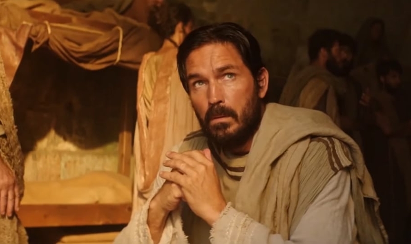 Jim Caviezel, interpretando Lucas no filme “Paulo, Apóstolo de Cristo”. (Foto: Divulgação)