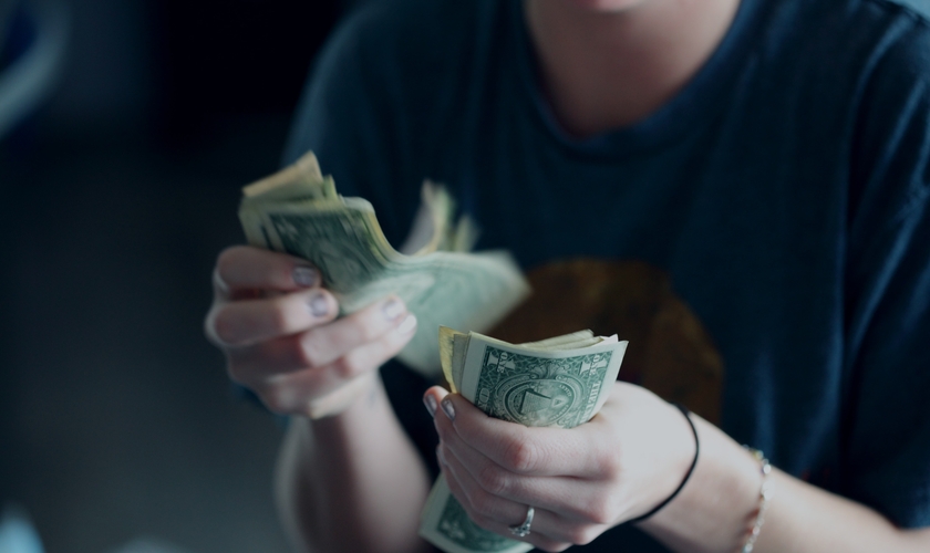 Cristãos com menos de 40 anos preferem doar para organizações internacionais. (Foto: Unsplash/Sharon McCutcheon).