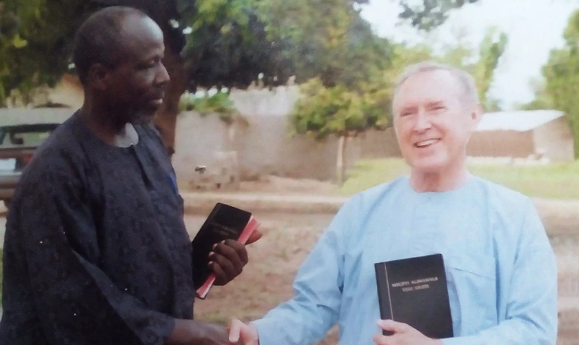 Mark Zira Dlyavaghi e Roger Mohrlang trabalharam juntos até concluir a tradução da Bíblia Kamwe. (Foto: Reprodução/Cortesia de Mark Zira Dlyavaghi/Christianity Today)