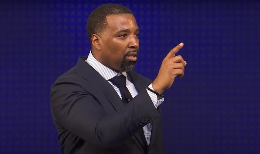 Pastor Michael Phillips. (Foto: Captura de tela/YouTube T.D. Jakes)