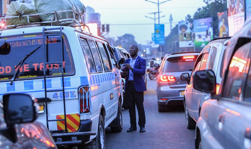 Emmanuel Kasiko pregando em Kampala, capital de Uganda. (Foto: Reprodução / UGCN)