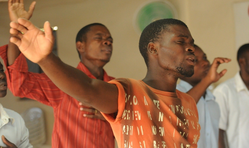 Adoração em igreja africana. (Foto: Reprodução / MaxPixel)