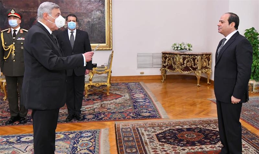 Recém-nomeado presidente do Supremo Tribunal Constitucional do Egito, o juiz Boulos Fahmy Eskandar [à esq.] foi empossado perante o presidente Abdel-Fattah El-Sisi na quarta-feira, 9 de fevereiro de 2022. (Foto cortesia da Presidência egípcia)