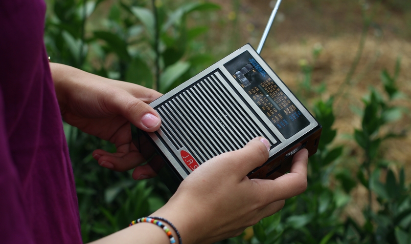 Ouvindo rádio. (Foto Ilustrativa: Israel Ali/Unsplash)