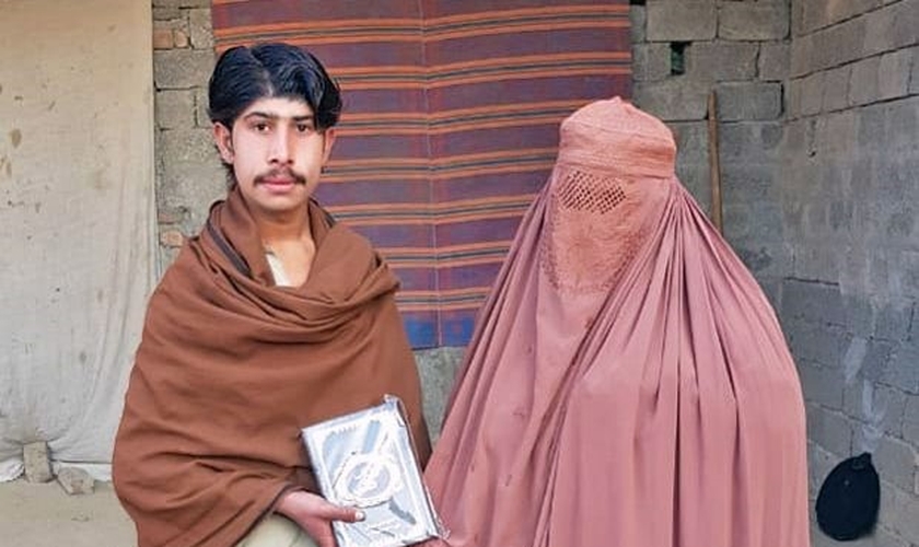 Rehan, de 17 anos, conheceu o Evangelho através de um missionário. (Foto: Mission Network News).