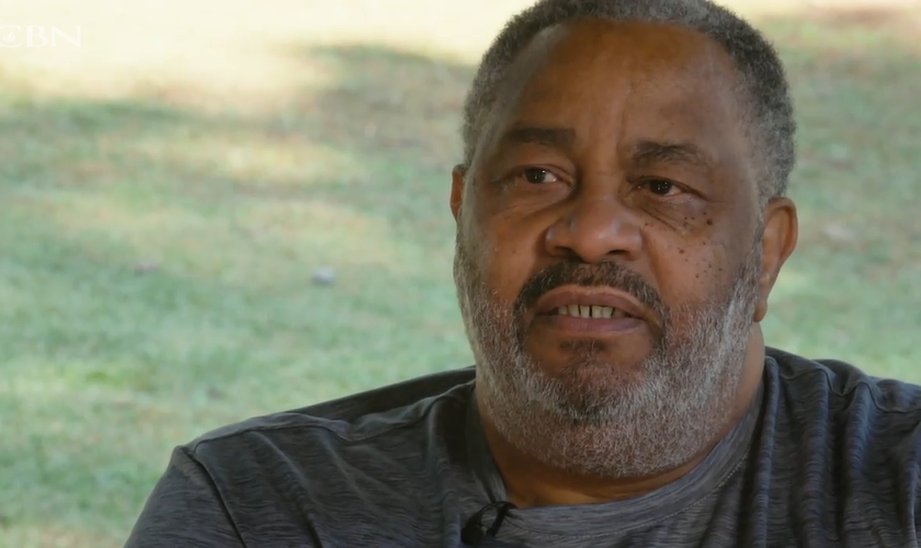 Anthony Ray passou 30 anos na prisão, injustamente. (Foto: Reprodução/CBN News).