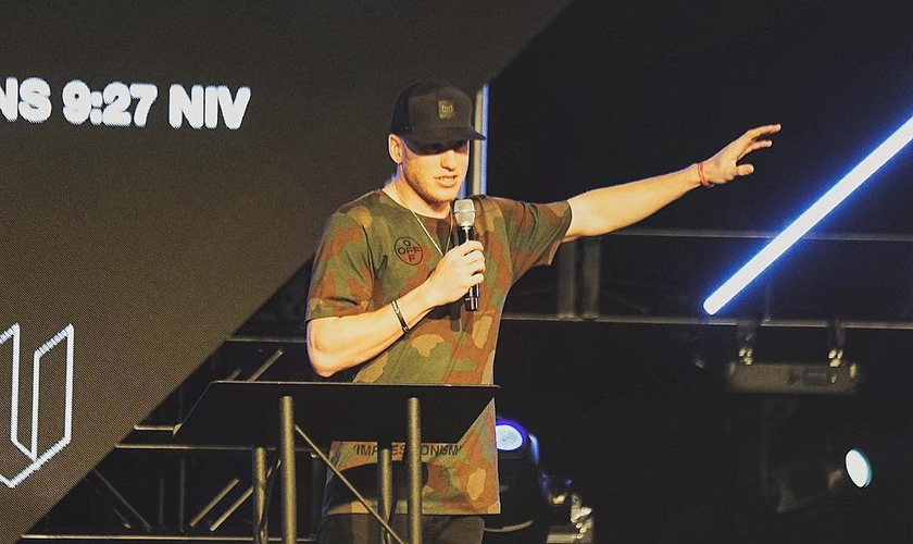 Cooper Kupp durante ministração em igreja nos EUA. (Foto: Instagram/Cooper Kupp)