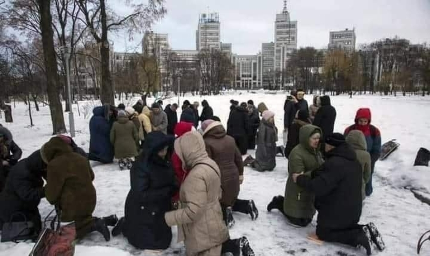 Os cristãos ucranianos têm se juntado aos chamados de jejum e oração de muitas igrejas. (Foto: Facebook Espoir Wallonie)