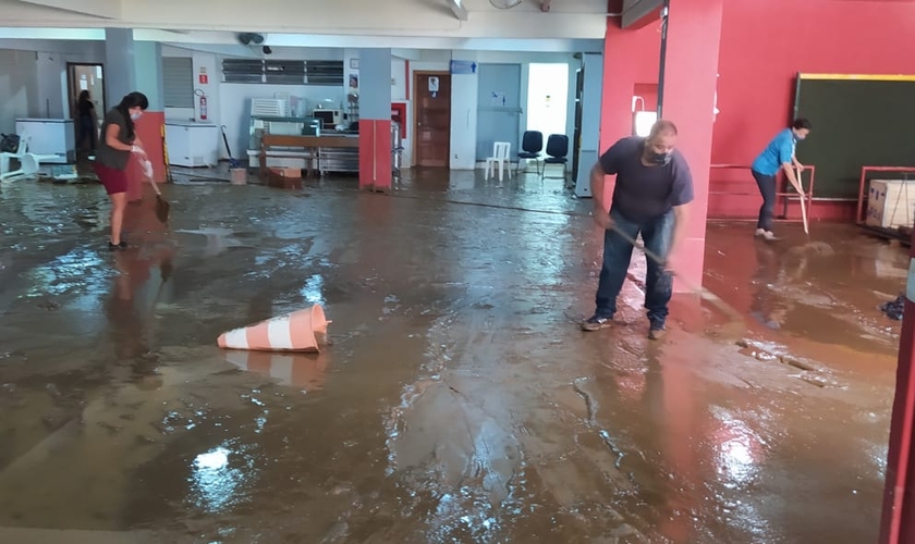 Fiéis limpam Igreja Batista de Corrêas, fortemente atingida pelo temporal em Petrópolis. (Foto: Pr. Carlos Carnavalli)