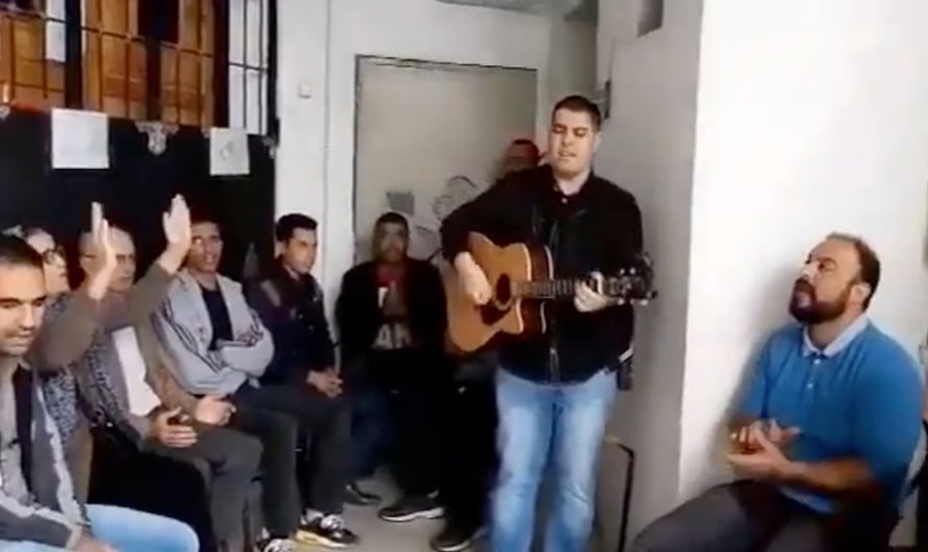 Uma reunião de cristãos argelinos em uma casa em julho de 2021. (Foto: Reprodução / YouTube Crètiens na Argélia).