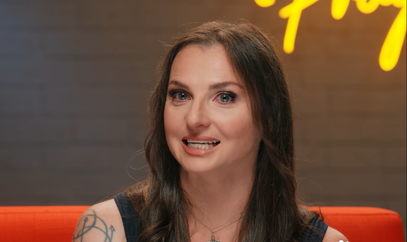 Adrienne Johnson encontrou Jesus através da peça de teatro “Cartas de um diabo a seu aprendiz”. (Foto: YouTube/Stories of Us).