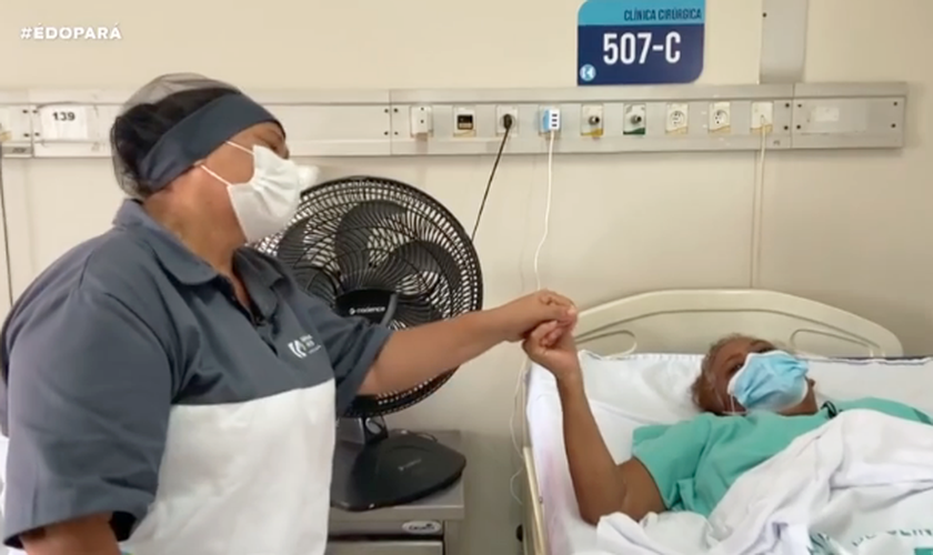 Funcionária canta para pacientes no Hospital das Clínicas em Belém. (Foto: Reprodução/Rede Liberal/G1)