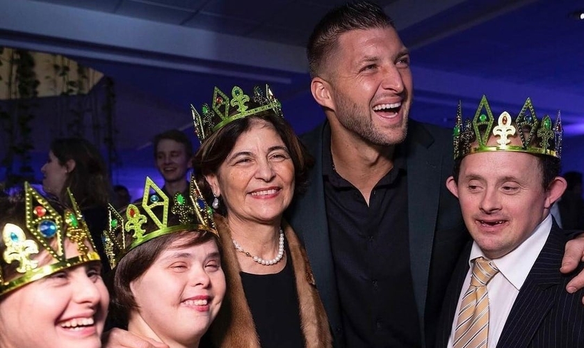  Tim Tebow criou a festa “Night to Shine” para homenagear crianças com deficiência. (Foto: Tim Tebow Foundation).