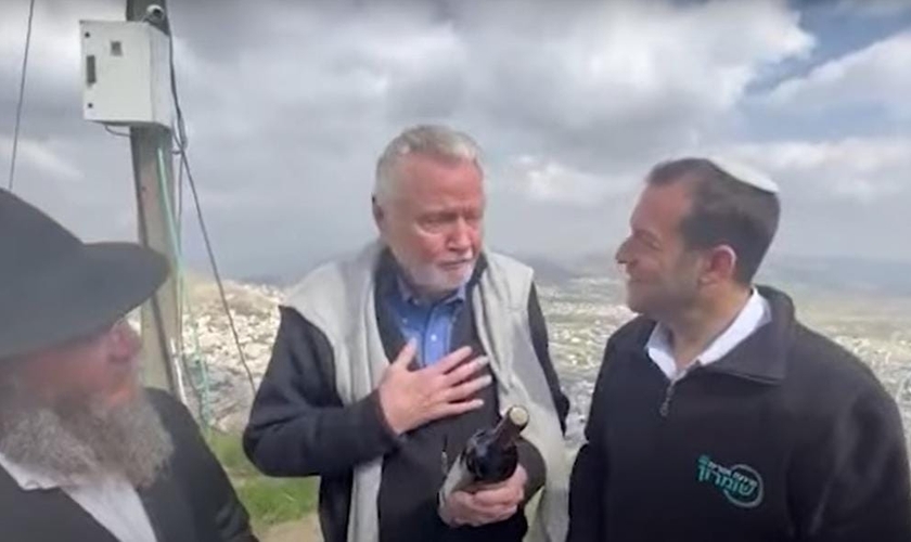 Momento em que o ator recebe um vinho de Samaria e fala sobre a profecia de Jeremias. (Foto: Captura de Tela/YouTube Israel National News Arutz Sheva)