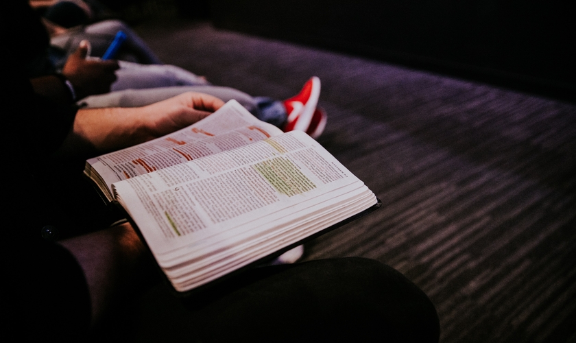 Lendo a Bíblia sozinho (Foto: Hanna Busing/Unsplash)