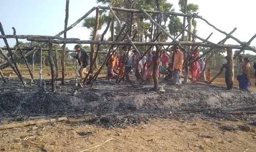 Cristãos se reúnem para ver o que restou da igreja em Kistaram. (Foto: Portas Abertas)