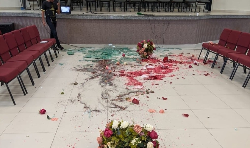 A Assembleia de Deus Templo Central, em Tauá, foi depredada por um militante petista. (Foto: Arquivo pessoal).