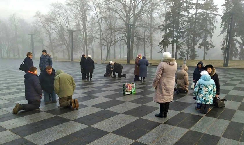 Ucranianos orando na praça central de Kharkiv, Ucrânia. (Foto: Cortesia da Sociedade Bíblica Ucraniana)