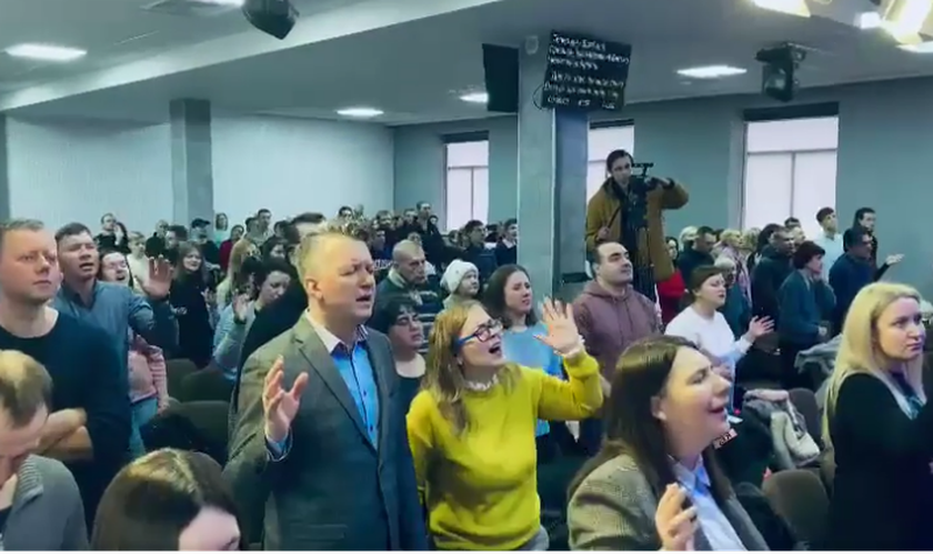 Culto em igreja evangélica ucraniana realizado no domingo, 27 de fevereiro de 2022. (Print da tela Facebook CBN News)