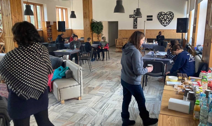 Os cristãos nas igrejas batistas polonesas trabalham em turnos para estarem prontos para receber refugiados 24 horas por dia. (Foto: cortesia da Igreja Batista Chelm, IMB)