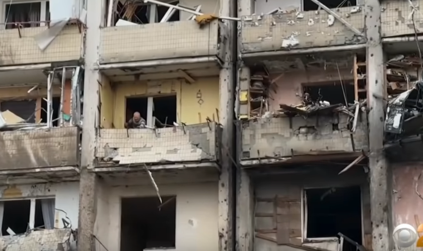Prédio destruído por bombas na Ucrânia. (Print de tela / CBS News)