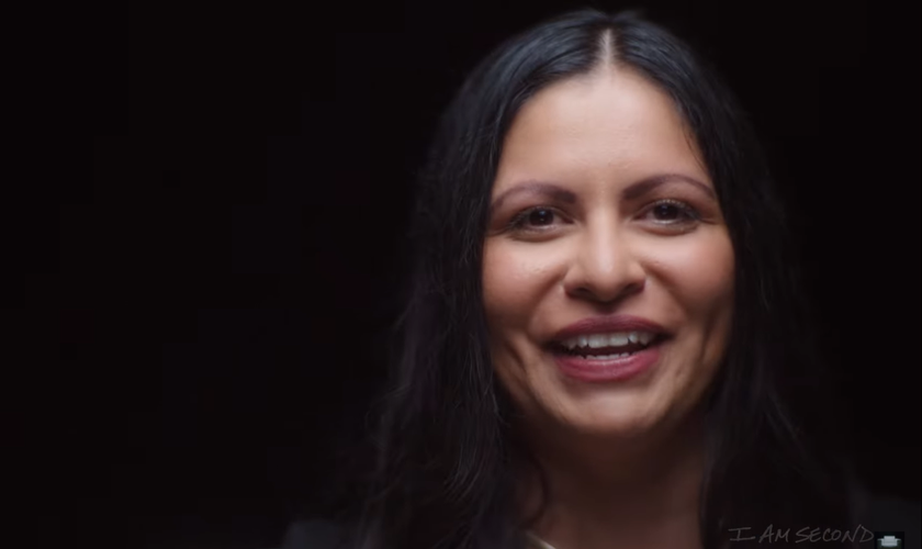Monica Bailey encontrou cura e restauração de sua identidade em Deus. (Foto: YouTube/I am Second).