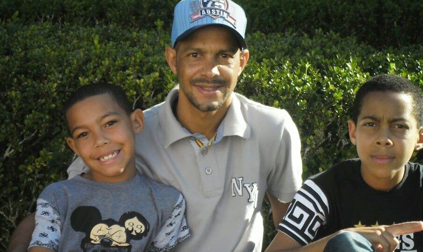 Alex Sandro Condé e seus dois filhos, em foto tirada em 2016. (Foto: Facebook)