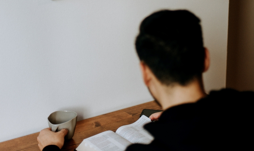 Nicolas Ortiz, de 14 anos, teve sua Bíblia rasgada pelos colegas. (Foto: Imagem ilustrativa/Unsplash/Priscila Du Preez).