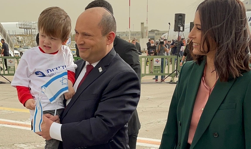O primeiro-ministro israelense Naftali Bennett recebendo crianças fugindo da guerra na Ucrânia, no Aeroporto Ben Gurion. (Foto: Twitter Naftali Bennett)