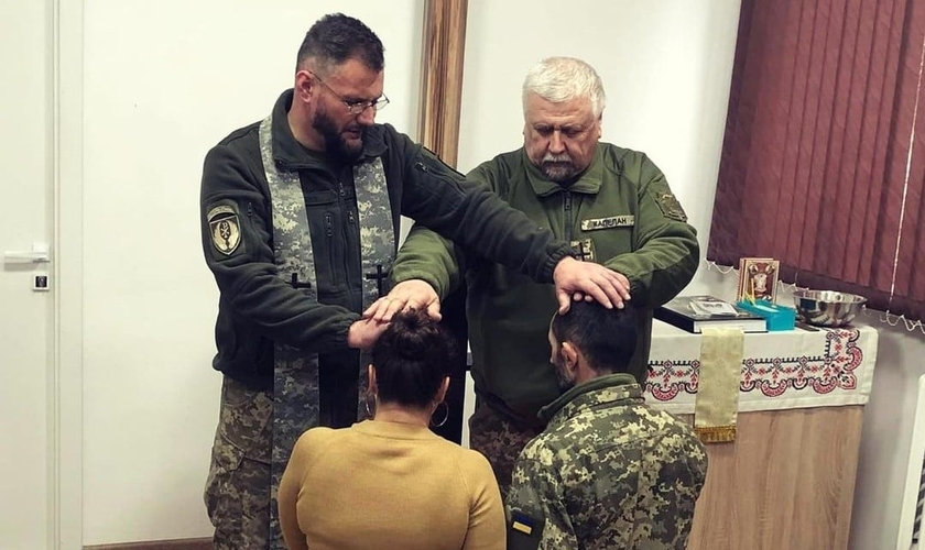 O pastor Sergey celebrou o casamento de um casal cristão às pressas, antes do noivo partir para o front. (Foto: Instagram/George Thomas).