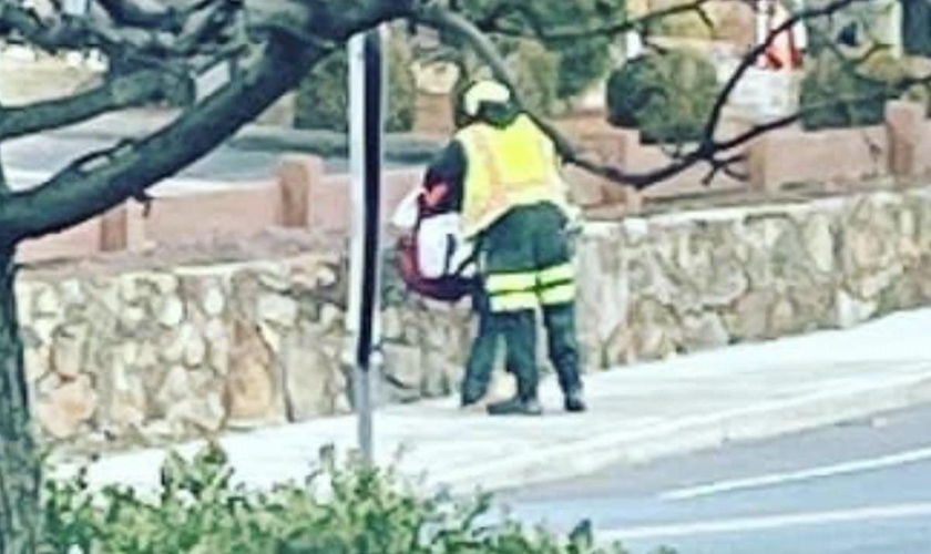 Mike Nance, motorista do caminhão de lixo que parou seu trabalho para ajudar uma jovem na rua. (Foto: Captura de tela/Vídeo News 12)