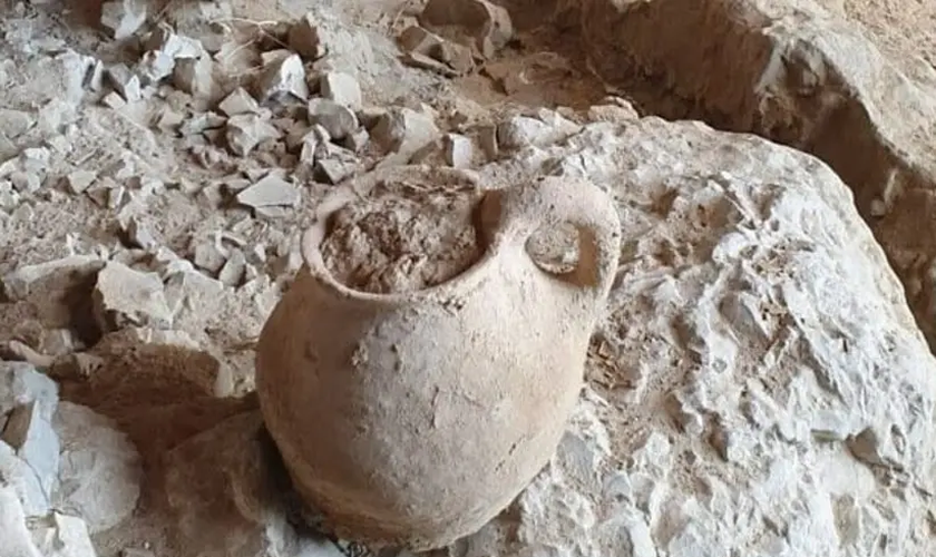 Jarro de barro antigo descoberto na caverna 53 de Qumran, em fevereiro de 2022. (Foto: Reprodução/Facebook Israel Antiquities Authority/)