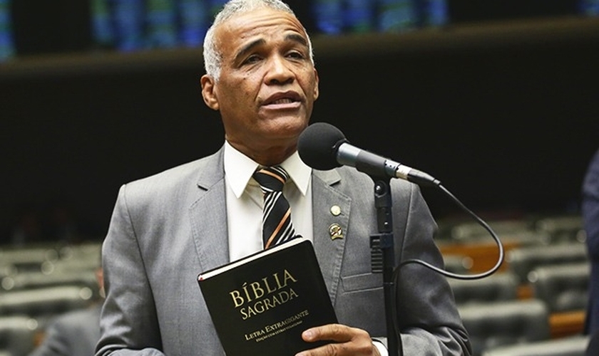 O deputado Pastor Sargento Isidório no plenário da Câmara dos Deputados. (Foto: Agência Câmara de Notícias)