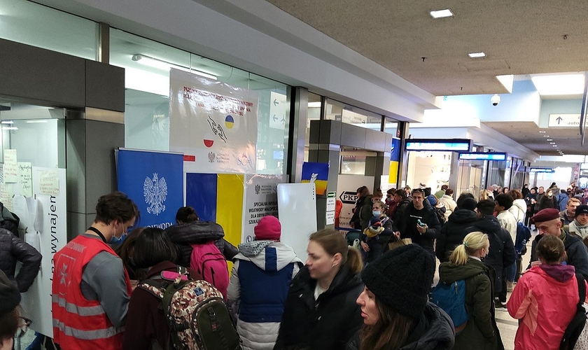 Ponto de ajuda para refugiados da Ucrânia em Cracóvia na estação ferroviária Kraków Główny. (Foto: Zalasem1 / Creative Commons)