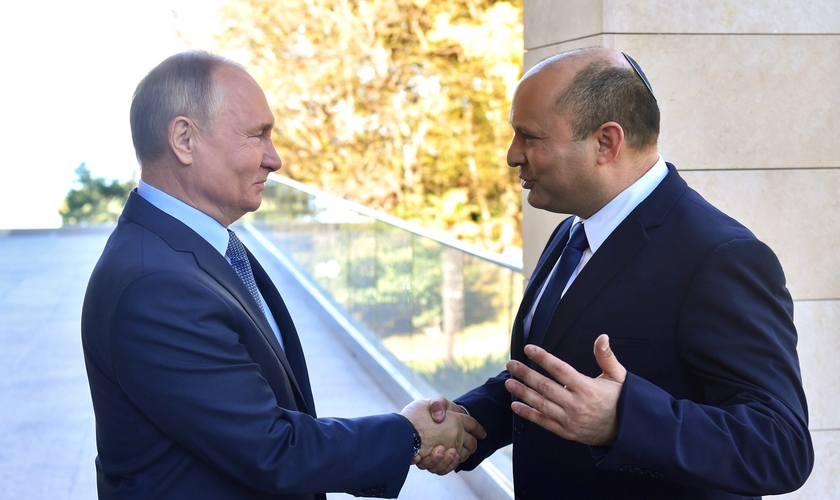 Vladimir Putin em reunião com premiê de Israel, Naftali Bennett, em outubro de 2021. (Foto: Eugeniy Biyatov, RIA Novosti/Kremlin)