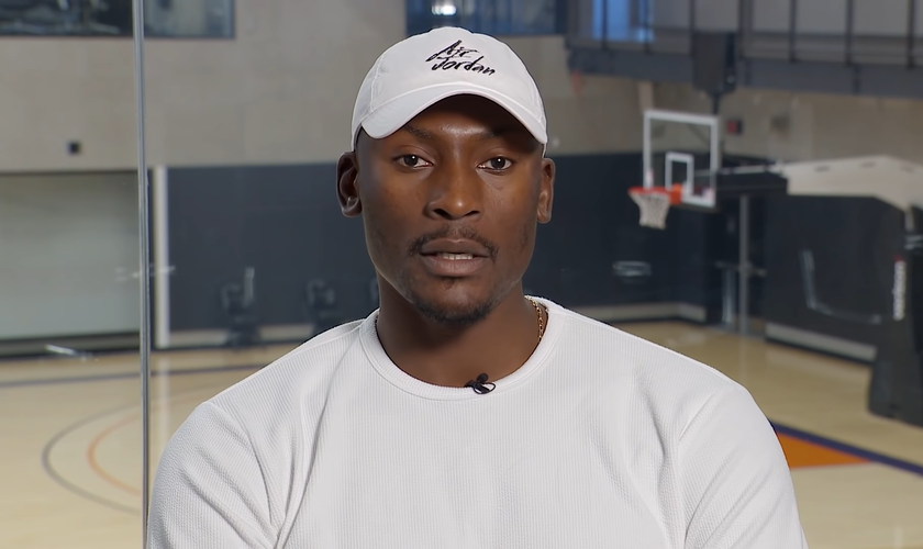 Bismack Biyombo irá doar todo salário de 1,3 milhão de dólares para o projeto social. (Foto: YouTube/Bismack Biyombo Foundation).