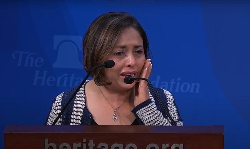 Abigail Martinez, mãe da garota que cometeu suicídio. (Foto: Captura de tela/YouTube The Heritage Foundation)