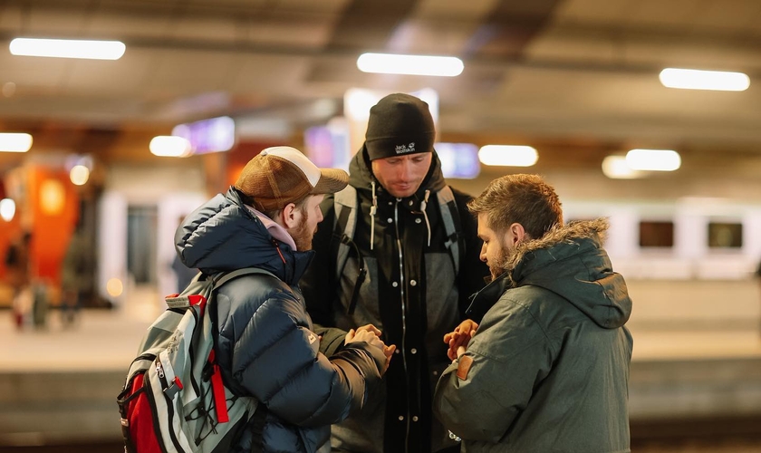 O ministério Awakening Europe está levando o amor de Jesus aos refugiados na fronteira da Ucrânia. (Foto: Facebook/Awakening Europe).