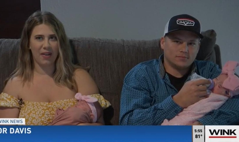 Taylor Davis e seu marido e seu marido Mark com as gêmeas. (Foto: Captura de tela/Vídeo Wink TV)