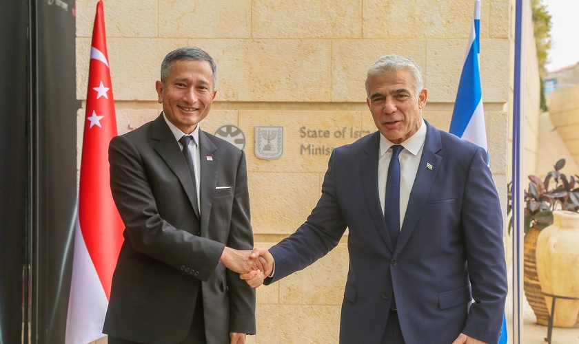 Os ministros de relações exteriores Vivian Balakrishnan, de Singapura, e Yair Lapid, de Israel. (Foto: Twitter/Vivian Balakrishnan)