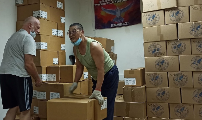 Uma remessa de Bíblias e livros cristãos chega aos crentes na China em meio a duras quarentenas de coronavírus. (Foto: Reprodução MNN/Mission Cry)