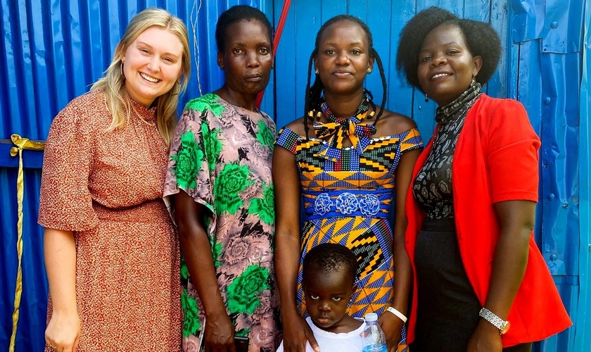 A missionária Allie White, da IMB, ministra mulheres que trabalham em bordéis em favelas em Kampala, Uganda. (Foto: Reprodução / IMB)