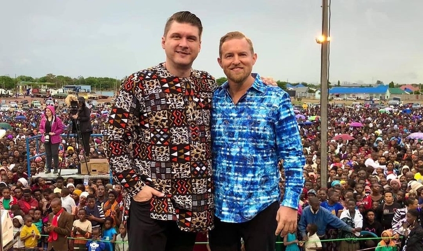 Daniel Kolenda, presidente do CfaN e o evangelista Paul Maurer em cruzada na Tanzânia. (Foto: Reprodução / Instagram Paul Maurer)
