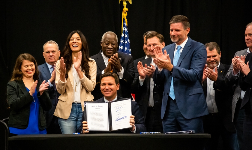 Ron DeSantis mostra projeto sancionado: ‘Lei oferece proteção aos pais, garantindo a transparência curricular nas escolas’. (Foto: Twitter Ron DeSantis)