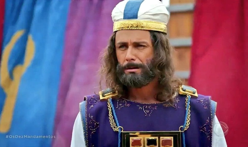 O ator Petrônio Gontijo, interpreta o sacerdote Arão, na novela 'Os Dez Mandamentos'. (Imagem: vídeo Record TV)