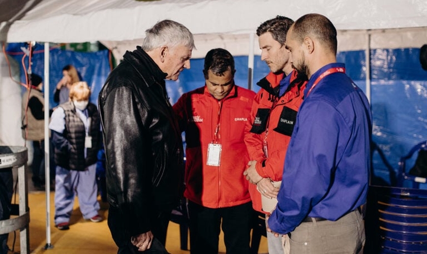 Franklin Graham [à esq.], ora com capelães e funcionários da Samaritan's Purse durante uma recente visita a Lviv, Ucrânia. (Foto cortesia da Samaritan's Purse)