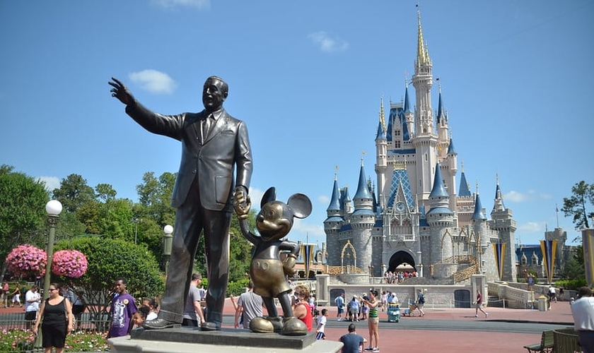 Estátua de Walt Disney em frente ao Castelo da Cinderela do Magic Kingdom. (Foto: Michael Kappel / FLickr)